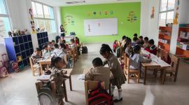 Un docente imparte clases en la Unidad Educativa del Milenio Bernardo Valdivieso de Loja
