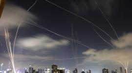 Vista del sistema de defensa israelí la Cúpula de Hierro interceptando misiles iraníes que caen sobre Tel Aviv, Israel.