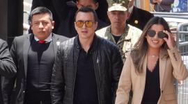 El presidente Daniel Noboa acompañado de funcionarios públicos en una actividad en Cuenca.