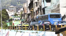 Tránsito vehicular en horas pico en el Centro de Quito, sector La Marín