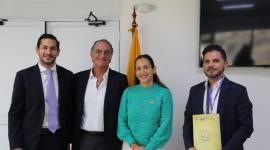 La ministra Inés Manzano junto al representante legal de Hidroquest S.A. en la firma de contrato de concesión para proyecto hidroeléctrico.