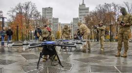 Los militares ucranianos operan un dron de batalla en el centro de Kharkiv, Ucrania.