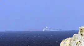 Barcos petroleros cruzan el estrecho de Ormuz, en el lado del Golfo de Omán.