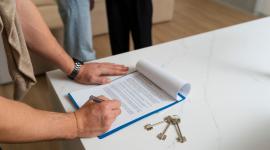 Firma de un contrato de arriendo de una vivienda