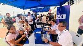 Personas reciben información para pago de impuestos al Servicio de Rentas Internas en Ecuador