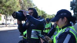 Agentes de la Agencia Metropolitana de Tránsito controla el tráfico vehicular con radares de velocidad en Quito.
