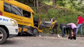 Un accidente de tránsito en Alausí, provincia de Chimborazo, deja dos muertos y doce heridos. Las víctimas, integrantes de un grupo de danza, regresaban a Guayaquil.

Un reportaje de Mercedes Chávez