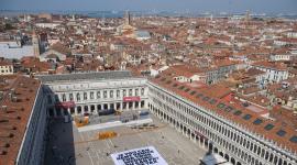 Una pancarta en contra de Jeff Bezos se desplegó en la Plaza de San Marcos, en Venecia, el lunes 23 de junio del 2025.