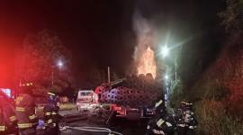 Un camión que transportaba material plástico se incendia en el sector de Santa Rosa de la av. Simón Bolívar en Quito