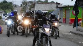 Miembros de la Policía Nacional realizan operativos contra grupos delictivos organizados en Guayaquil.
