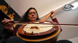Norberto y Pablo reconstruyen instrumentos antiguos en talleres artesanales. Desde vihuelas del siglo XVI hasta flautas prehispánicas, traen de vuelta sonidos perdidos. No solo restauran: también crean nuevas formas de hacer música con historia.