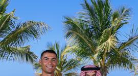 Cristiano Ronaldo muestra orgulloso la camiseta conmemorativa de la firma de su contrato hasta el 2027 con el elenco árabe del Al Nassr.