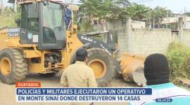 En un operativo con más de 60 policías y militares, se demolieron 14 viviendas en Monte Sinaí. Las casas eran utilizadas por grupos criminales como centros de logística.

Un reportaje de Paula Kuhn