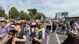 Personas recorren la av. Amazonas en la Marcha del Orgullo del 2024.