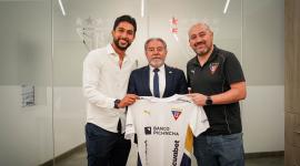 Jeison Medina (izquierda) junto a Isaac Álvarez, presidente del equipo albo y su hijo Eduardo, encargado de la Comisión de Fútbol del cuadro universitario.