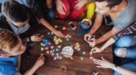 Los juegos de mesa recobran su protagonismo en reemplazo a las pantallas en España.