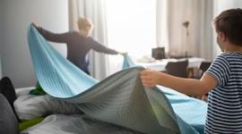Las tareas de la casa pueden compartirse con los más pequeños asignándoles actividades según su edad.