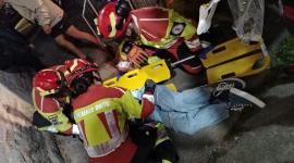 Personal del Cuerpo de Bomberos atendió la emergencia de dos jóvenes que cayeron de un juego mecánico en La Vicentina.