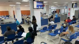 Usuarios esperan por atención en las oficinas del Servicio de Rentas Internas.