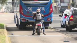 Más de 4 mil personas fueron sancionadas en lo que va del año por mal uso de carriles exclusivos en Quito. Los conductores de motocicletas son quienes más incumplen con esta normativa.

Un reportaje de Stephany Paz
