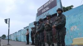 Militares y policías custodian el ingreso y la salida de estudiantes de un colegio en Durán.