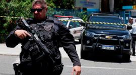 Policías de Brasil acordonaron un colegio público tras un ataque en 2023.