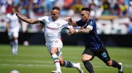 René, de Fluminense, marca al delantero argentino Lautaro Martínez, en el partido jugado el 30 de junio del 2025 y válido por el Mundial de Clubes.