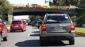 Los vehículos que deben acatar la medida son automóviles y motocicletas en Quito.