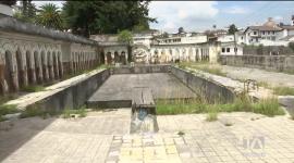 El alcalde de Quito, Pabel Muñoz, hace un nuevo llamado al Ministerio de Defensa para que autorice la rehabilitación del predio donde se encuentra la antigua piscina del Sena.

Un reportaje de Stephany Paz