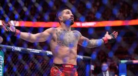 Ilia Topuria celebrando tras haber noqueado a Charles Oliveira en el evento estelar del UFC 317.