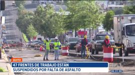 47 frentes de trabajo en Quito están suspendidos por falta de asfalto. Las autoridades están preocupadas, aseguran que fueron notificadas de que la Refinería de Esmeraldas no distribuirá el material hasta agosto.

Un reportaje de Stephany Paz