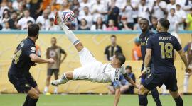 Federico Valverde (centro) de Real Madrid disputa el balón con Filip Kostic (derecha) y Daniele Rugani (izquierda) de Juventus, en los octavos de final del Mundial de Clubes.