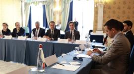 El presidente Daniel Noboa se reunió con empresarios en Italia para buscar inversiones en sectores estratégicos.