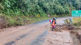 En las zonas de los derrumbes se realizan labores de limpieza para habilitar el transito vehicular.