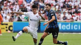 Gabriel Villamil, volante de Liga de Quito, disputa el esférico con Mateo Carabajal, defensa de Independiente del Valle, en un juego de la fecha 17 del Campeonato ecuatoriano.
