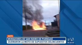 En San Isidro de Puengasí, al sur de Quito, moradores incendiaron la moto de sospechosos. En el sector exigen mayor seguridad y patrullajes policiales.
Un reportaje de Brigette Mancheno