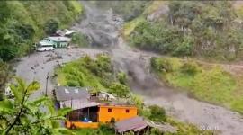 Un aluvión dejó seis viviendas afectadas, cuatro autos cubiertos de lodo y provocó el cierre de la carretera Cuenca - Guarumales - Méndez, en el cantón Sevilla de Oro, provincia de Azuay. 

Un reportaje de Iván Rodríguez