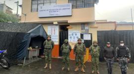 Personal de seguridad custodiando la cárcel de Bolívar.