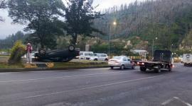 Un automóvil volcado en la avenida Simón Bolívar la mañana de este jueves 3 de julio del 2025.