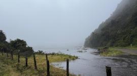 La laguna de Papallacta se desbordó, este jueves 3 de julio del 2025, por la acumulación de agua por las lluvias.