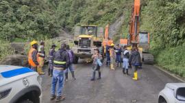 Las autroidades del GAD de Quijos y del Ministerio de Transporte y Obras Públicas en la apertura de una vía este jueves 3 de julio del 2025.