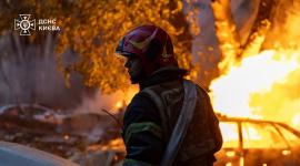 Un bombero de Ucrania trabaja para apagar el fuego tras un ataque de Rusia.