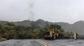 Personal de emergecias trabaja en la rehabilitación de la vía Pifo-Papallacta, que se encuentra bloqueada por derrumbes a causa de las lluvias, a la altura del sector de la Virgen.
