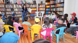 Niños aprenden durante un club de lectura en el Centro Cultural Benjamín Carrión.