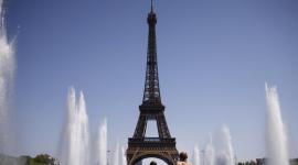Personas se refrescaron en la fuente de Varsovie, junto a la Torre Eiffel, durante una ola de calor en París, Francia, el 1 de julio de 2025.
