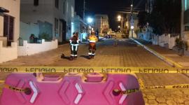La zona donde se encontró el socavón en el norte de Quito se cerró al paso vehicular y peatonal este viernes 4 de julio del 2025.