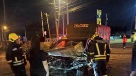Bomberos acudieron a atender la emergencia y socorrer a las personas afectadas por un siniestro de tránsito en Cayambe.