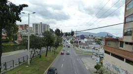Una persona murió dentro de un vehículo sobre la avenida Occidental y Manuel Valdivieso, en Quito.