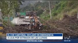 El COE cantonal declaró en emergencia al cantón Loja por las fuertes lluvias que provocan deslaves, inundaciones y cierre de vías. También se reporta un daño en el sistema de agua potable que mantiene al 70 % de la población sin el líquido vital.
Un reportaje de María del Rocío Coronel