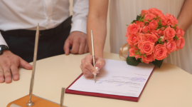 Una pareja puede firmar capitulaciones previo al matrimonio para separar sus bienes.